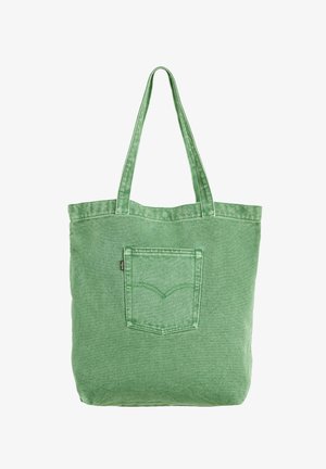 Sac fourre-tout en denim vert avec de longues poignées et une poche avant cousue, conçu pour un usage quotidien et pour transporter des objets de tous les jours.