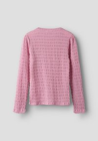 Top rosa a maniche lunghe con tessuto strutturato, con scollo rotondo e design arricciato. Stile casual con vestibilità rilassata.