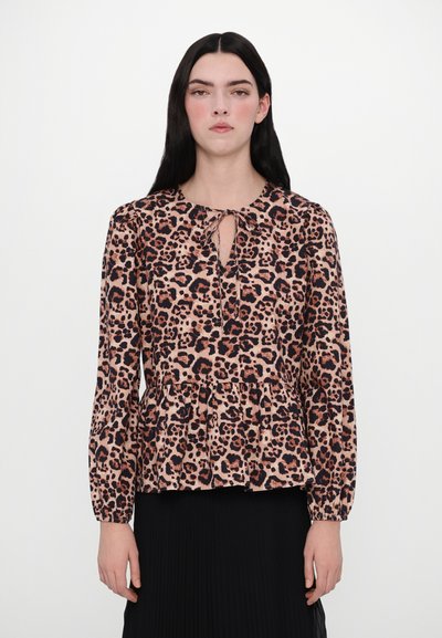 Bluză cu mâneci lungi dintr-un material bej, cu un imprimeu de leopard negru și maroniu, având un guler tip cheie și o talie plisată.