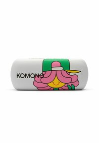 Étui à lunettes de soleil blanc avec un design de bande dessinée, représentant des cheveux roses et un chapeau vert, portant l'inscription "KOMONO" en lettres noires en gras.