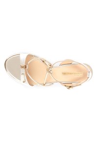 Sandalias con tiras en cuero metálico dorado y blanco con una textura suave. Cuentan con una correa en el tobillo y una hebilla para un ajuste seguro.
