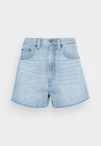 Pantalones cortos de mezclilla azul claro, de tiro alto con un acabado deslavado, cinco bolsillos y costuras en contraste. Presentan cierre de botón y dobladillos enrollados.
