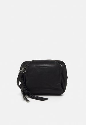 Compatta borsa a tracolla in pelle nera con tasca anteriore con cerniera, tracolla regolabile e dettaglio con nappina su sfondo semplice.