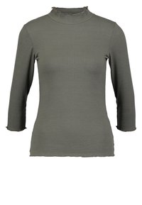 Oliivinvihreä ribbineuloksinen paita, jossa on korkeakaulus ja kolme neljäsosaa hihaa. Kangas on teksturoitua ja kaula-aukossa on röyhelöidyt reunat.