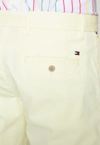 Tommy Hilfiger BROOKLYN - Calções - lemon twist