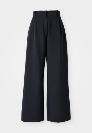Pantaloni a gamba larga in tessuto blu scuro, design a vita alta con pieghe frontali, texture liscia e senza decorazioni visibili.