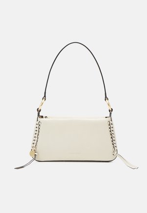 Sac à main rectangulaire de couleur crème avec détails latéraux tissés noirs, ferrures dorées et une seule bandoulière noire.