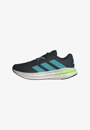 Baskets noires avec des accents bleus, trois bandes sur le côté, des détails verts sur les lacets et une semelle intermédiaire blanche et rembourrée marquée "CLOUDFOAM."