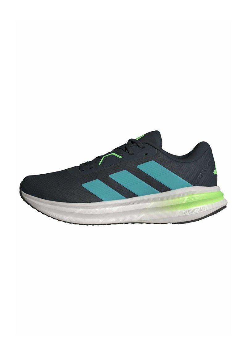 Baskets noires avec des accents bleus, trois bandes sur le côté, des détails verts sur les lacets et une semelle intermédiaire blanche et rembourrée marquée "CLOUDFOAM."