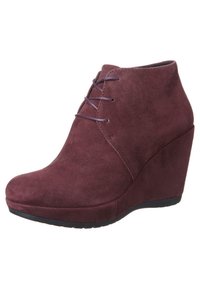 Botín de cuña en ante burdeos con textura lisa, con puntera redonda y cordones finos, sobre una suela negra texturizada.