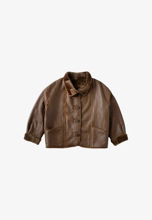 Bruine leren jas met een bontkraag, drie knopen en twee voorzakken. Heeft een cropped ontwerp en een gestructureerde afwerking.