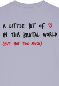 Lila crewneck sweatshirt met zwarte en rode tekst: "Een beetje ❤️ in deze brute wereld (maar niet te veel)." Zachte stoftextuur.