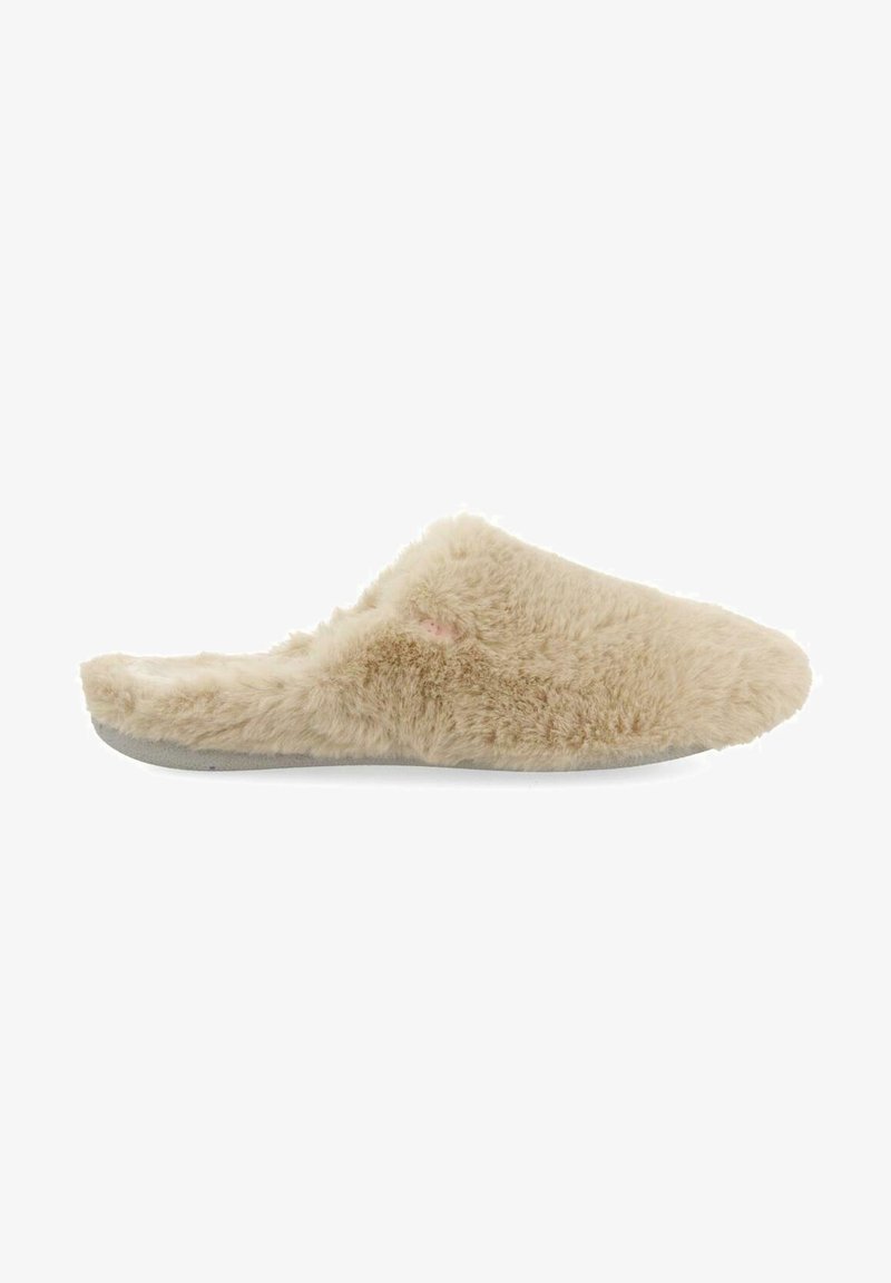 Chausson beige avec une texture douce et moelleuse, orteil arrondi et dos ouvert. Dispose d'une semelle extérieure grise pour plus de durabilité et de confort.