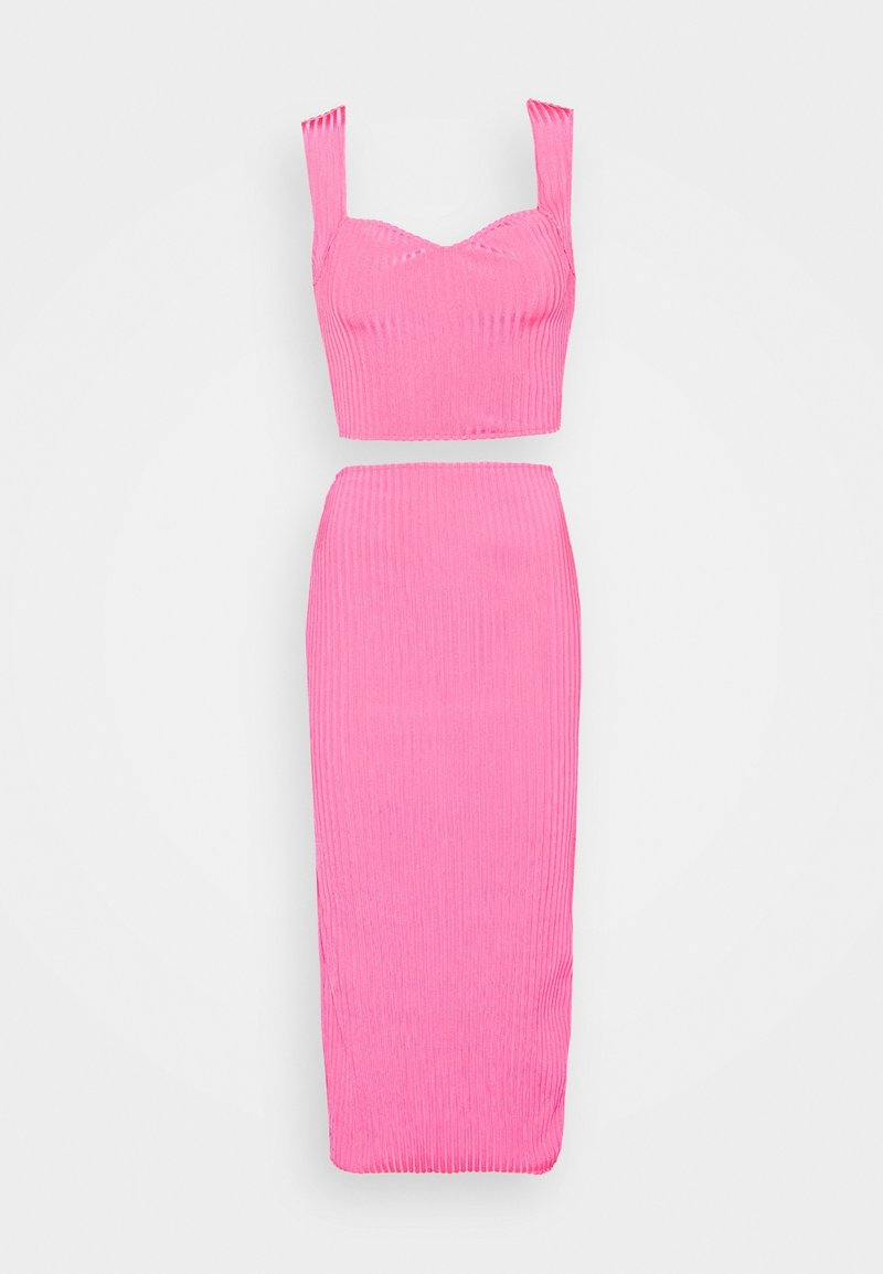 Ensemble deux-pièces côtelé rose avec un top court à larges bretelles et une jupe midi ajustée taille haute.
