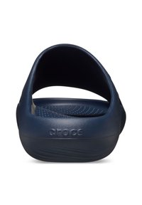 Clog Crocs di colore blu navy con retro chiuso, design arrotondato e soletta testurizzata. Presenta dettagli con logo sul lato e fori di ventilazione.
