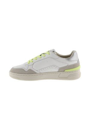 Zapatillas con un upper de cuero blanco, acentos de ante gris, cordones de neón verde y una suela de goma texturizada color beige. Perforadas para ventilación.