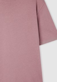 Różowa bawełniana koszulka z okrągłym dekoltem, krótkimi rękawami i gładką, średniej grubości teksturą, z prostym, jednolitym wzorem.