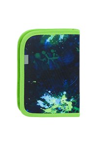 Portafoglio con zip su sfondo blu navy, caratterizzato da vivaci schemi di schizzi verdi e blu; rifinito con una zip e bordi verde lime.