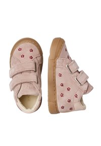 Chaussures en daim rose avec deux bandes Velcro, ornées d'une broderie florale et d'une semelle en caoutchouc beige. Bout arrondi et doublure intérieure douce.