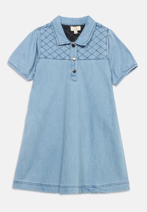 Lyseblå denimkjole med korte ermer, quiltet skulderparti, spiss krage og to-knappers åpning.
