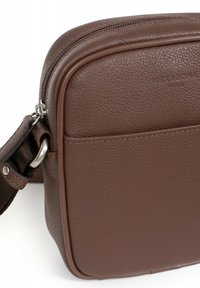 Borsa a tracolla in pelle marrone con una superficie liscia, angoli arrotondati, chiusura con zip e una tracolla regolabile con hardware in tonalità argento.