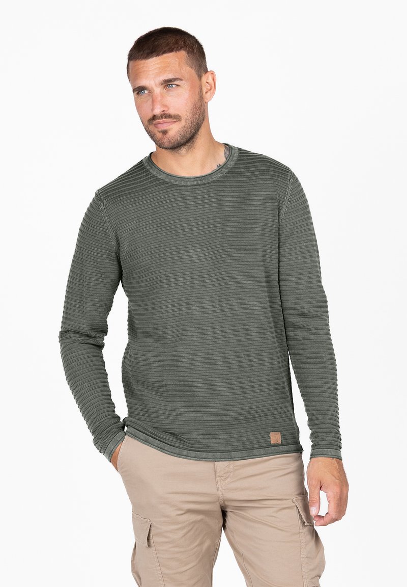 Grünes Langarmshirt aus strukturiertem Stoff mit horizontalen Streifen, Rundhalsausschnitt und einem kleinen Logoschild auf der unteren linken Seite.