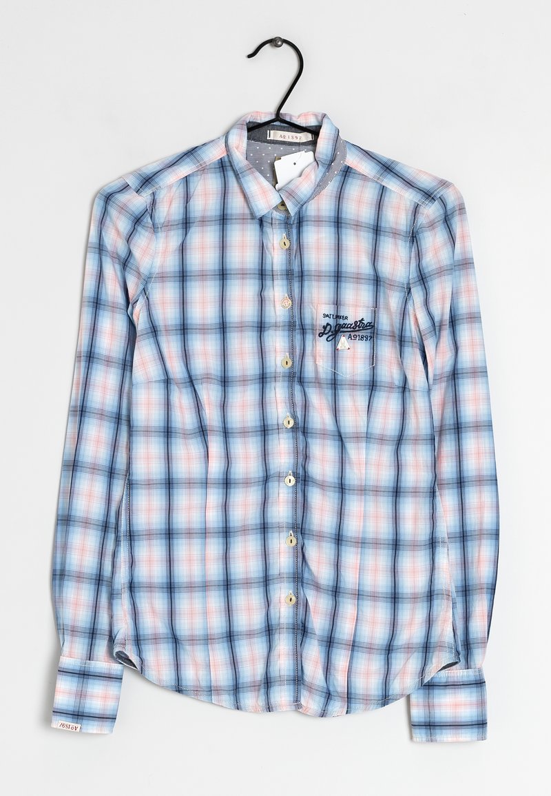 Chemise à carreaux bleu clair avec des accents roses et blancs, manches longues, devant à boutons et petit logo brodé sur la poche poitrine.