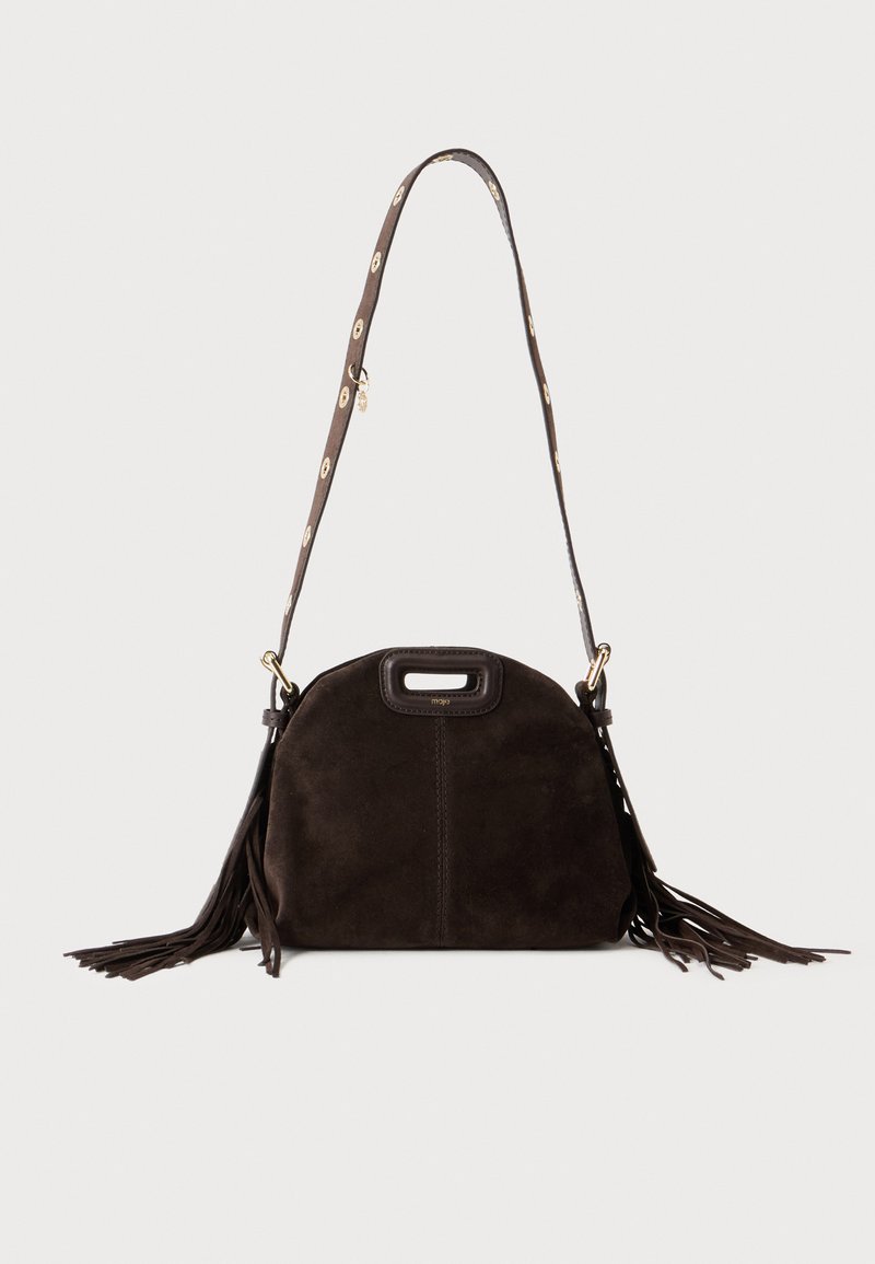 Sac à main en daim brun foncé avec découpe pour la poignée supérieure, longue bandoulière ajustable avec détails de boutons dorés et longues franges des deux côtés.