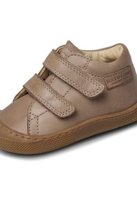 Hnědá kožená dětská botička s nízkým střihem, dvěma suchými zipy a texturovanou gumovou podrážkou pro lepší přilnavost. Vyznačuje se prošívanými detaily.