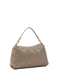 Beżowa torba skórzana o pikowanej fakturze, o sztywnej formie, z złotymi akcentami i pojedynczym uchwytem u góry.