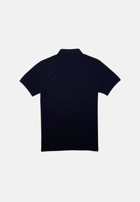 Černé polo tričko vyrobené z bavlny, s klasickým límečkem, krátkými rukávy a jemným logem vyšitým na horní části zad.