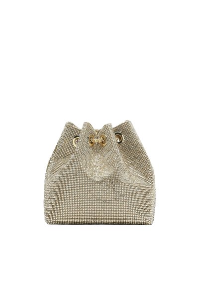 Guldglitrende spandtaske med snørelukning og guldtonede nitter. Blød tekstur og afrundet bund; glitrer fra den reflekterende overflade.