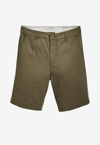 Shorts vert olive fabriqués en tissu robuste, avec une fermeture à bouton, des passants de ceinture et des poches latérales. Coupe droite avec une texture lisse.