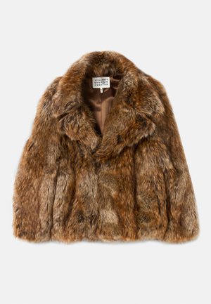 Brauner Kunstfellmantel mit strukturiertem, gestuftem Design. Verfügt über einen breiten Kragen und einen verdeckten Frontverschluss. Weiches, plüschiges Erscheinungsbild.