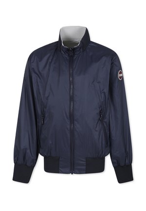 Giacca bomber blu navy realizzata in tessuto leggero, con chiusura a zip frontale, polsini e orlo a costine, e tasche laterali con un accento del logo.