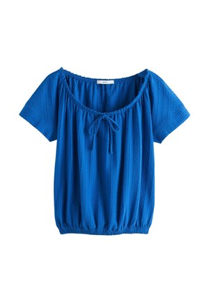 Kék rövid ujjú blúz texturált anyagból, rugalmas szegéllyel és nyakkivágással, valamint egy kis masnival az elülső középső részen.