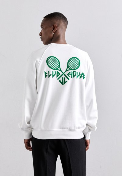 Weißer Sweatshirt mit grünem grafischem Druck von gekreuzten Tennisschlägern und dem Text "CLUBHOUSE" auf dem Rücken. Rippabschlüsse an den Ärmeln und am Saum.