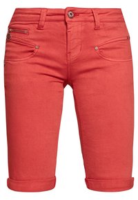 Punaiset farkkushortsit, joissa on käännetty helmassa, kaksi etutaskua ja pieni vetoketjullinen tasku oikealla puolella. Sileä pinta.