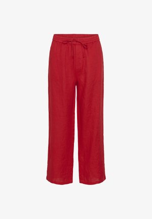 Piros, bő szárú nadrág elasztikus derékpánttal és húzózsinórral, könnyű anyagból készült, fehér háttér előtt bemutatva.