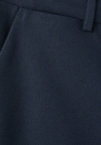 Námornícka modrá štruktúrovaná látka s tkaným vzorom, so hladkým povrchom a strihom vhodným na formálne oblečenie.