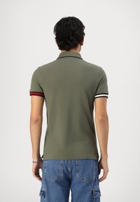 Tommy Hilfiger FLAG CUFF  - Polo - battle green