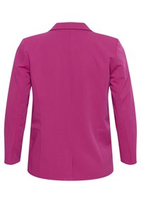 Blazer de mujer rosa brillante visto desde la espalda, con mangas largas y un cuello con muesca.