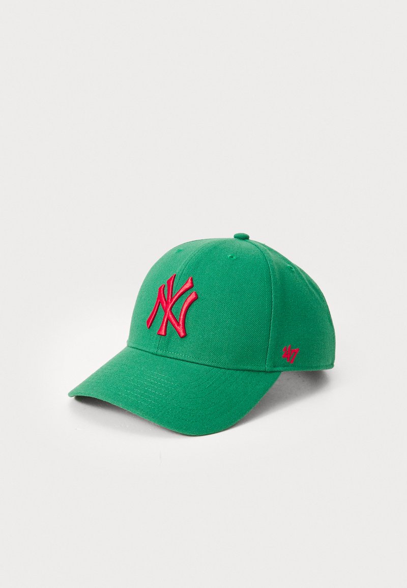 Grønn baseballcaps med buet skygge, med en stor rød brodert NY-logo på fremsiden og en liten rød 47-logo på siden.