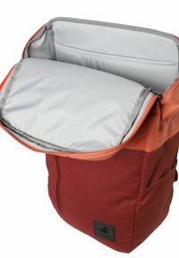 Mochila roja y naranja con forro gris; cuenta con una gran abertura, un bolsillo lateral y un logotipo de la marca destacado en el frente.
