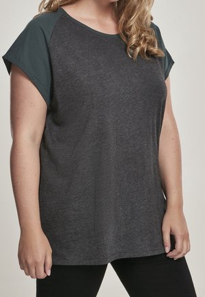 Ciemnoszary T-shirt z krótkim rękawem i okrągłym dekoltem, z kontrastującymi ciemnozielonymi rękawami, wykonany z miękkiej, teksturowanej tkaniny.