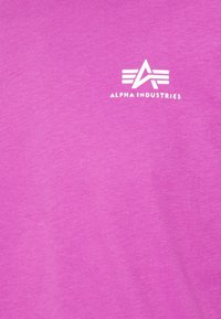Alpha Industries BACK - Marškinėliai su spaudiniu - dark magenta