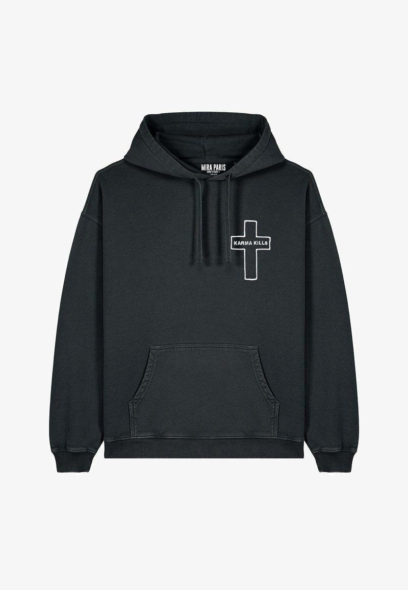 Melnā kapuce, izgatavota no mīksta auduma, ar priekšējo kabatu, ribinātām piedurknēm un baltu krustu ar tekstu "KARMA KILLS" krūtīs.