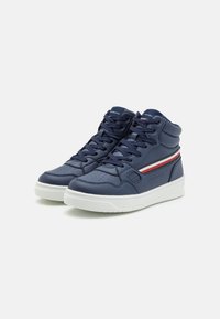 Sneakers alte in pelle blu scuro con punte perforate, suola in gomma bianca e un distintivo accento a strisce rosse e bianche di lato.