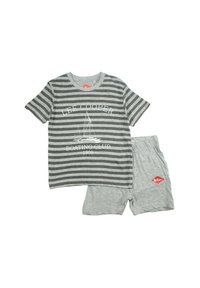 T-shirt rayé gris à manches courtes avec un texte graphique blanc, associé à un short gris assorti avec un petit logo rouge sur le côté.