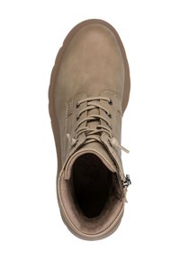 Bottes de cheville en cuir beige avec une texture lisse, design à lacets, col rembourré et bout rond. Semelle en caoutchouc avec un motif de traction subtil.